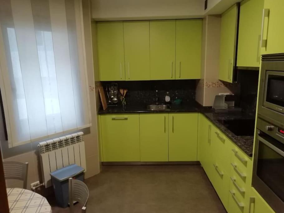 Habitacion En Piso Compartido Cerca De Playa De Samil Vigo Exterior foto